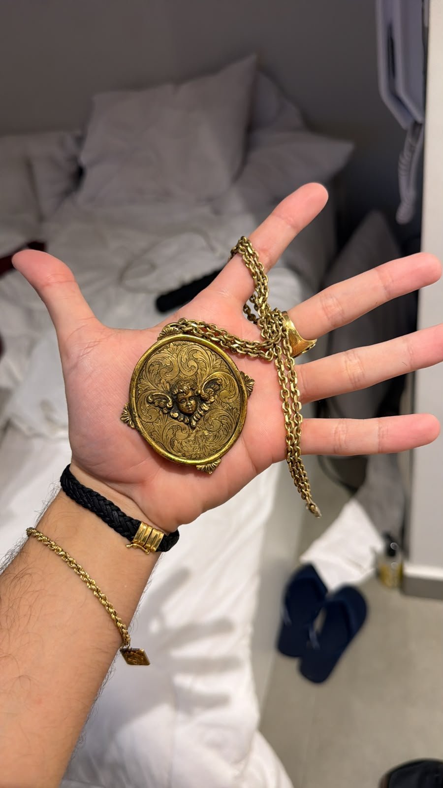 Medalhão antigo em ouro com corrente adquirido pela Ivanovites