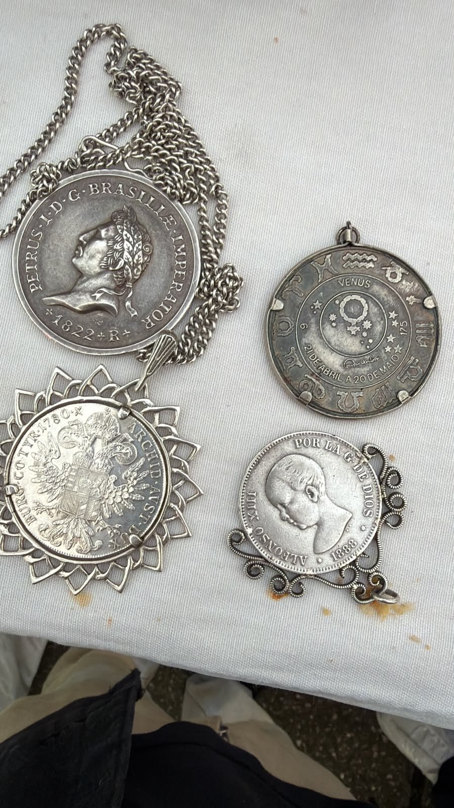 Moedas e medalhas antigas de prata compradas pela Ivanovites