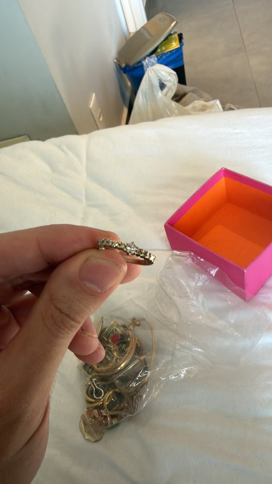 Aliança de ouro com brilhantes e lote de joias de ouro para avaliação